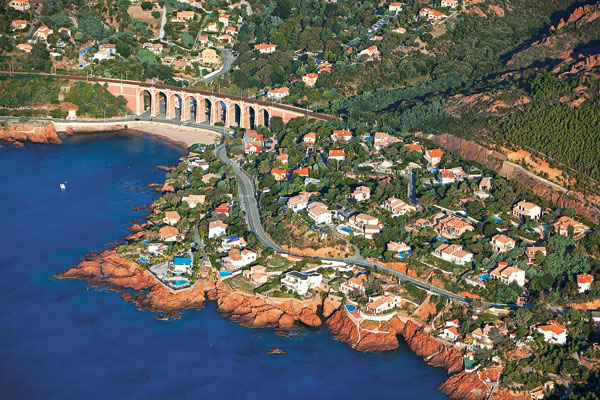 Avant la loi Littoral, le développement de l’habitat isolé, ici à Anthéor, dans le Var, semblait ne pas trouver de limite. 