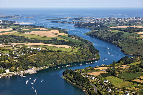Les communes riveraines d’estuaires sont également concernées par la loi Littoral. Le long de l’aber Benoît, dans le Finistère, la commune de Plouvien a préféré renoncer en 2015 aux 20 hectares de sa partie littorale pour échapper aux contraintes de la loi. 