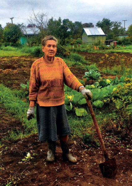 Olga sur son lopin de terre, parmi les jardins communautaires dans les parages d’Ouglitch. 