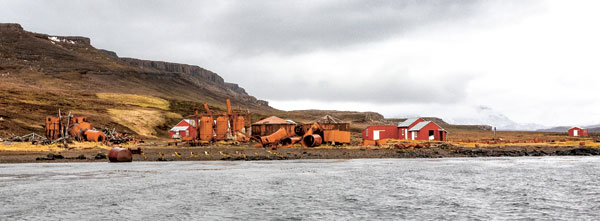 à Port-Jeanne-d’Arc, les cuves rouillées de l’ancienne station baleinière.