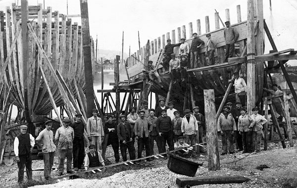 Les charpentiers des chantiers Argentin devant Mousmée et Nippone, barques chalutières de 24 mètres, en construction en 1925.