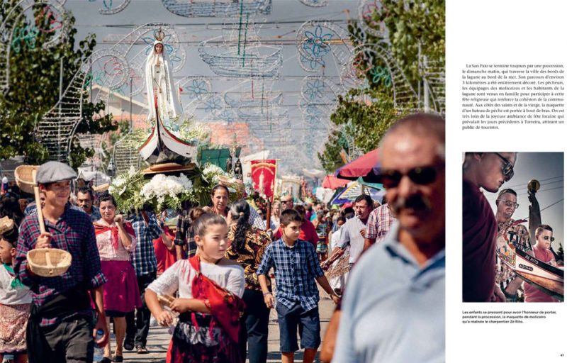 Les enfants se pressent pour avoir l’honneur de porter, pendant la procession, la maquette de moliceiro qu’a réalisée le charpentie