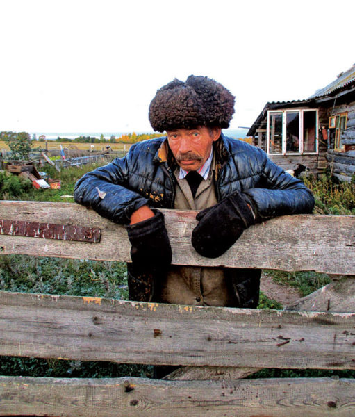 Malgré la forte urbanisation de certaines portions du fleuve, il existe toujours des lieux où vivent des âmes solitaires, comme Vladimir, qui accueille Adrien, fin septembre, sur l’île où il vit seul, aux abords de Bolgar. 