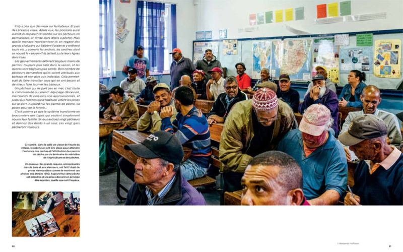 dans la salle de classe de l’école du village, les pêcheurs ont pris place pour attendre l’annonce des quotas et l’attribution des permis de pêche par un émissaire du ministère de l’Agriculture et des pêches.