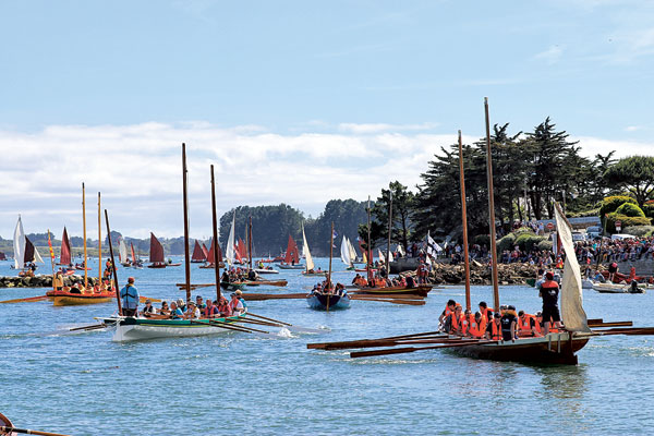 durant la Semaine du Golfe 2019, les yoles 1796 franchissent le passage entre Berder et la terre.