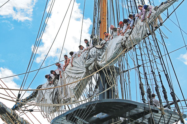 Brest 2016, jour 1. L’Hermione accoste en Penfeld. 