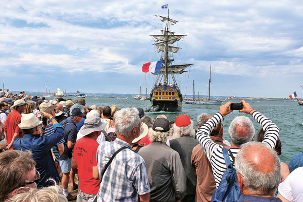 en 2016, lors des fêtes maritimes de Douarnenez, le public semble fasciné par l’Étoile du Roy.