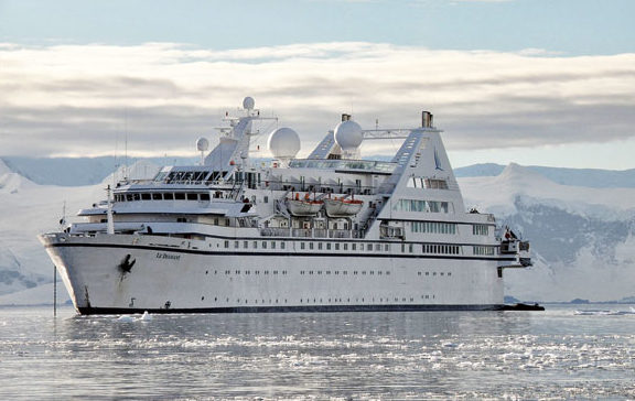 C’est notamment sur les navires de croisière de la Compagnie du Ponant que Yann Le Bellec et Sophie Galvagnon, fondateurs de Latitude blanche ont découvert la navigation polaire.