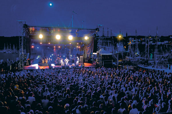 En 2018 à Douarnenez, le festival TempsFête programmait un concert des chanteurs populaires maliens Amadou et Mariam sur fond de « vieux gréements »… 