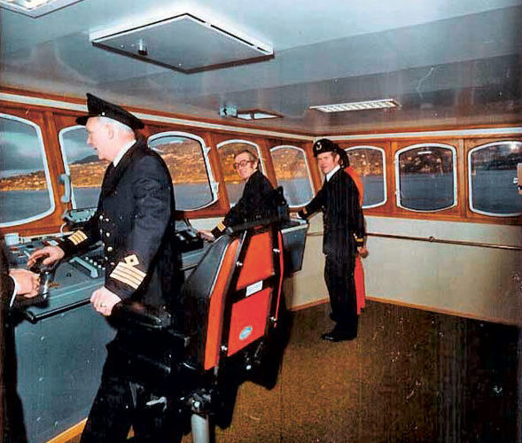 Sitôt baptisé – on voit ici l’équipage posant à la passerelle le jour de ces festivités –, le Polarfront gagnait en janvier 1977 le point Mike, position de relevés météos tenue conjointement par la Norvège et les Pays-Bas.