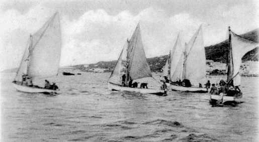 les canots en usage dans la baie au xixe siècle gardent un air de famille avec leurs inspirateurs, canots de servitude et surtout bateaux des pêcheurs de plage d’Angleterre. © Michael Walker, Coastal Memories, 1999