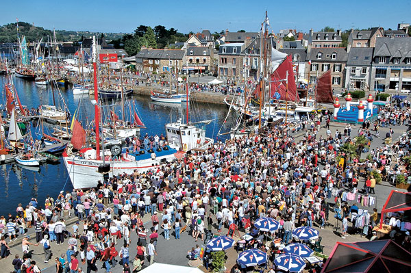 Dans l’univers des fêtes maritimes, celles de Paimpol (ici en 2005) ont une identité à part, avec une programmation musicale éclectique largement aussi valorisée, voire davantage, que le contenu patrimonial.