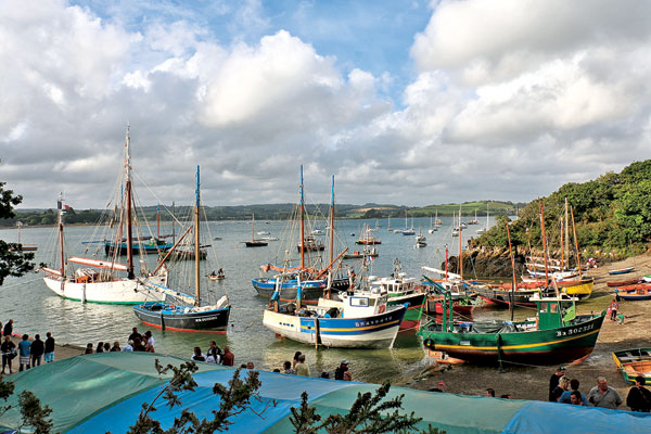  en 2016, à la veille des fêtes maritimes de Brest, quelques bateaux se retrouvent sur la grève de Pors Beac’h.