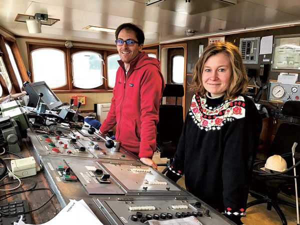 Yann Le Bellec et Sophie Galvagnon posent à la passerelle du Polarfront