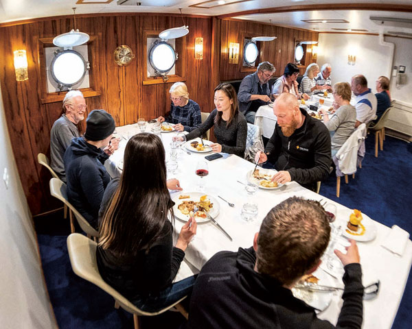 Si les paysages fréquentés sont un des points forts des croisières, le plaisir de la table fait aussi partie du voyage. 