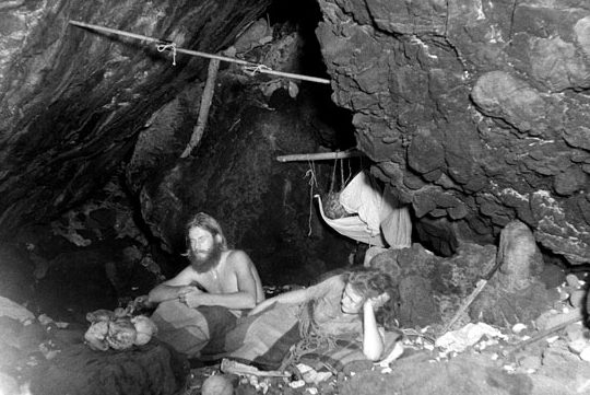 Après maintes péripéties, les deux Norvégiens trouvent refuge dans une caverne. « Nous étions venus vivre près de la Nature… mais nous avions toujours fini par rencontrer un obstacle. Nous allions maintenant nous transformer en troglodytes, en troglodytes sur une plage. »