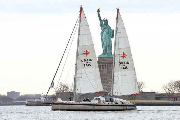 Grain de Sail sous l’œil de la statue de la Liberté à New York,