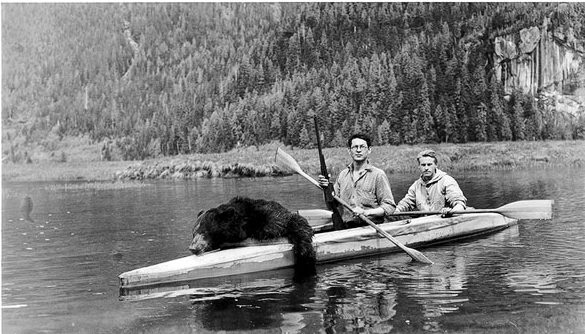 En 1939, la famille Heyerdahl est en Colombie-Britannique, où Thor (ici avec un guide et chasseur indien de la vallée de Bella Coola) étudie les traits communs des Amérindiens de la côte Pacifique avec les Polynésiens.