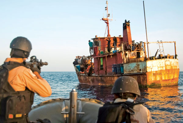 Après qu’un navire de commerce a alerté la marine américaine d’une possible activité pirate dans le golfe d’Aden en mai 2009, les militaires arrêtent le bateau suspecté.