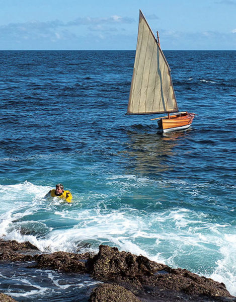 Grace mouillée à quelques mètres des roches du phare