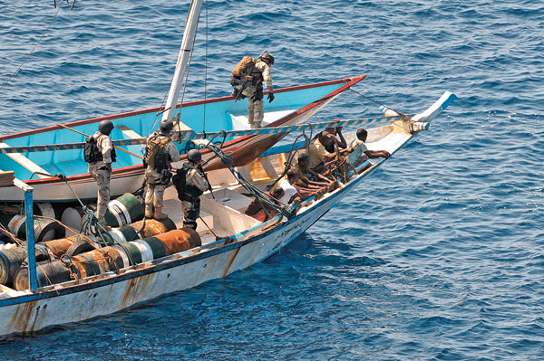 Novembre 2009, golfe d’Aden, la marine américaine surveille l’équipage d’un boutre suspecté de piraterie.