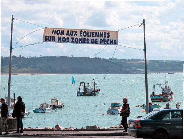 À Erquy, dans les Côtes-d’Armor, comme dans toute la baie de Saint-Brieuc, les pêcheurs se sont fortement opposés à l’installation des éoliennes sur leur zone de travail. Le chantier est néanmoins engagé en mer, depuis le mois de mai dernier, et à terre, notamment pour le raccordement électrique sur la plage de Caroual. 