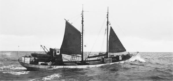 Oosterschelde, lourdement chargé, au moteur et sous voilure réduite en mer du Nord, vers 1937.