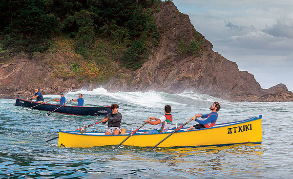 Le trophée Teink, créé en 1993, est une régate amicale de bateleku en plusieurs étapes tout le long de la côte basque, ici lors de l’édition 2019. 