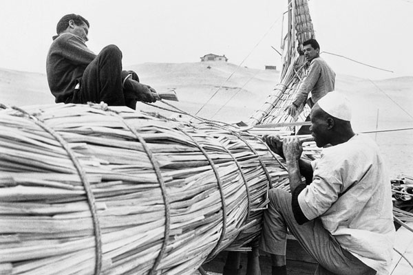 Deux pêcheurs tchadiens, coutumiers de la confection de bateaux de papyrus, sont recrutés pour construire le Râ. Malgré leur réticence, ils acceptent de se plier au plan qui présente une poupe relevée, jugée plus esthétique et semblable aux représentations des navires antiques.