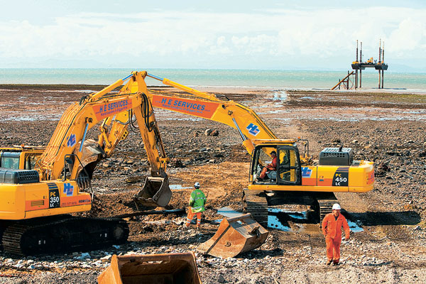 le parc de soixante éoliennes Robin Rigg, achevé en 2010, est le premier à avoir vu le jour en Écosse. Ici, les travaux de raccordement sur le rivage du Solway Firth, près de Workington.