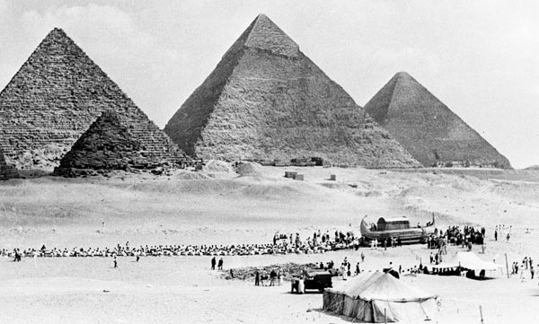 Le Râ a été construit au pied des grandes pyramides de Gizeh. 