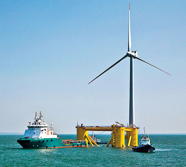 Remorquage, au large du Portugal, d’une éolienne du type prévu dans le golfe du Lion.