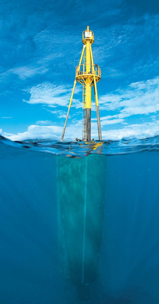 Bouée expérimentale houlomotrice installée dans la baie de Kaneoho à Hawaii.