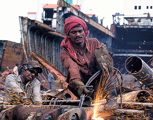 Récupération de l’acier sur un chantier de démolition navale à Mumbai, en Inde.