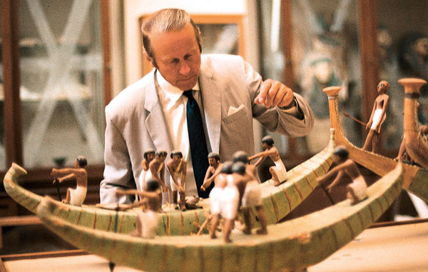 Au Musée égyptien du Caire, Thor Heyerdahl étudie les modèles de bateaux de papyrus figurant une scène de pêche, retrouvés dans la sépulture de Meketrê (xiie dynastie, vers 1981-1975 avant notre ère).
