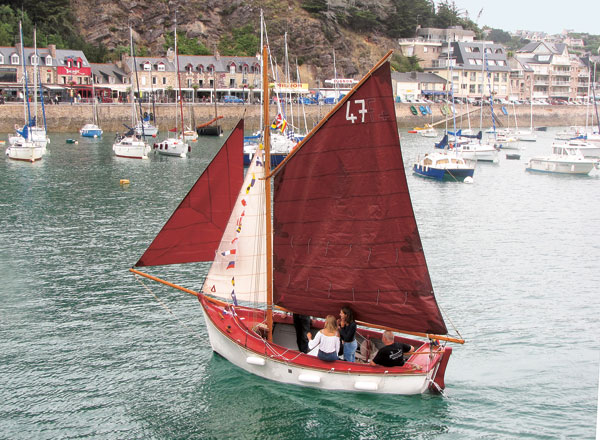 Le Petit Léjon Rackham le Rouge sous voiles dans le port d’Erquy, barré par son proprétaire, Étienne Hourdin. 