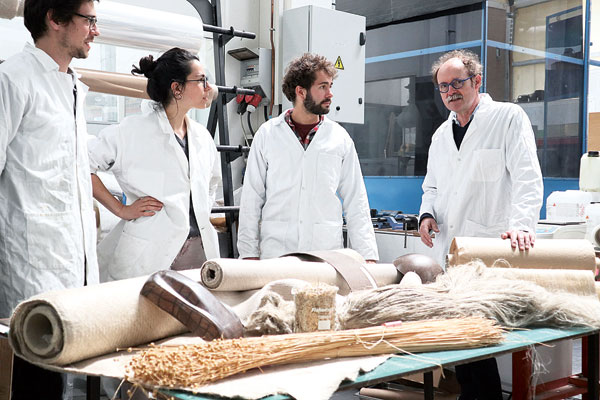 Le 4 mai, dans son laboratoire de Lorient, Christophe Baley (à droite) accompagné de trois étudiants qu’il suit en thèse