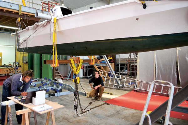 Gwalaz, conçu par Roland Jourdain et le chantier Kairos, est le premier trimaran construit en biocomposites au monde.