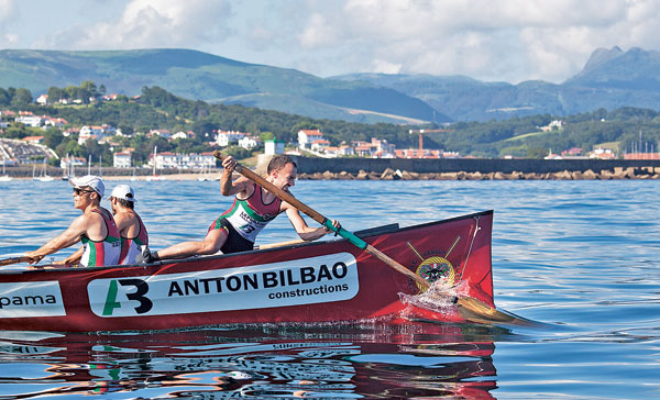 Lors de la ziaboga, virage serré en régate, le rameur à la proue lâche son aviron de nage et plante son aviron court devant l’étrave pour faire tourner la traînière menée par le barreur. Les rameurs bâbord – la ziaboga s’effectue toujours du même côté – des premiers bancs nagent à scier, tandis que les autres continuent de ramer vers l’avant.