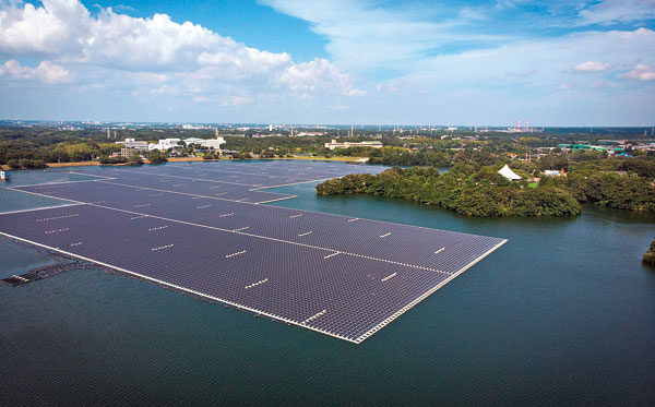 Là où la production énergétique ne peut s’étendre à terre, elle le fait sur l’eau, en mer… ou sur les lacs. 