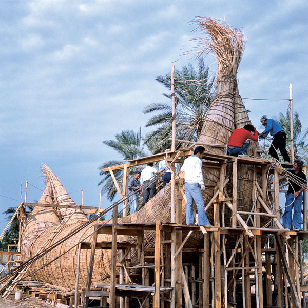 L’usage des roseaux comme matériau de construction, attesté chez les Sumériens, s’est perpétué chez les Arabes des marais du Sud de l’Irak. 