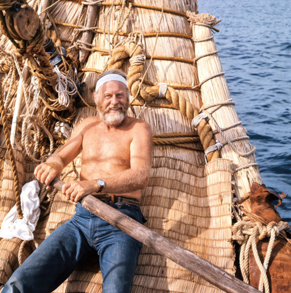 Thor Heyerdahl à l’aviron – l’ethnologue et archéologue a alors soixante-trois ans, et le voyage du Tigris est sa dernière grande aventure maritime. 