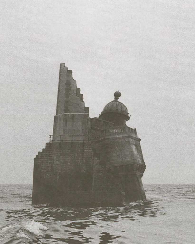 Un phare s’écroule en mer