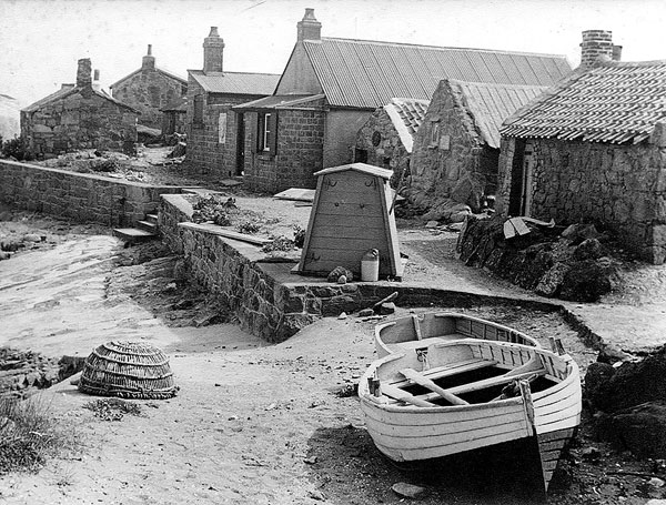 Les premières maisons, à l’origine simples abris pour les pêcheurs en saison, auraient été édifiées avant 1815.