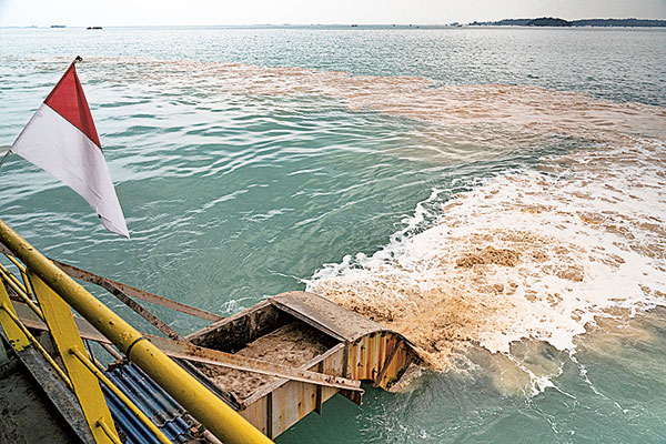 La turbidité et la sédimentation entraînées par l’exploitation minière mettent en danger la vie sous-marine autour de l’île.