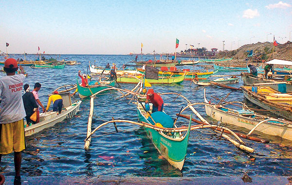 Bancas, pirogues de pêche à balanciers motorisées, dans le port de Navotas, aux Philippines.