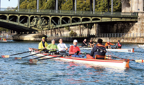 En 2017, lors de la Traversée de Paris, le club de Boulogne 92 franchit le pont de Bir-Hakeim 