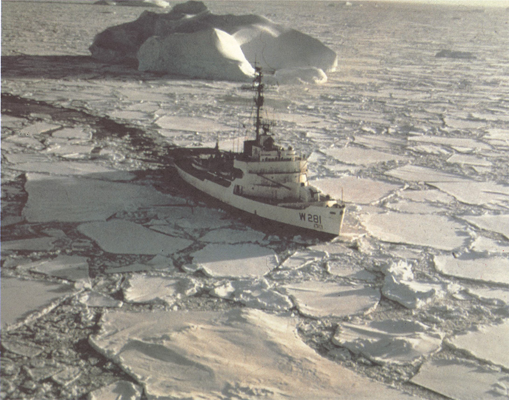 Les brise-glace canadiens : des navires pour forcer l’hiver du Saint-Laurent au Groenland