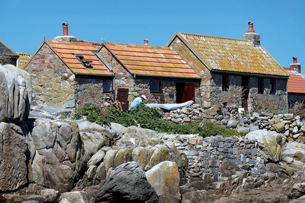 Jadis simple abri pour les pêcheurs, les maisons des Minquiers sont toujours petites et sommaires