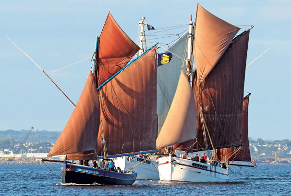 Dahl Mad, Biche, Belle Étoile… Les « petits » de Thierry Juliot, construits ou reconstruits avec du bois trouvé par ses soins, sont nombreux parmi les bateaux du patrimoine français. On conçoit sa fierté de les voir naviguer ensemble comme ici, à l’occasion des vingt-cinq ans de La Recouvrance,